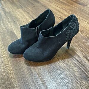 Black ankle boots with rose detail
